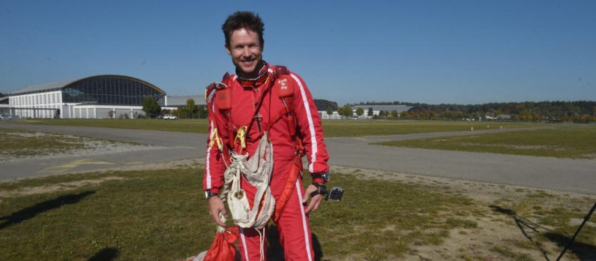 Felix Baumgartner posando tras su salto en paracaídas