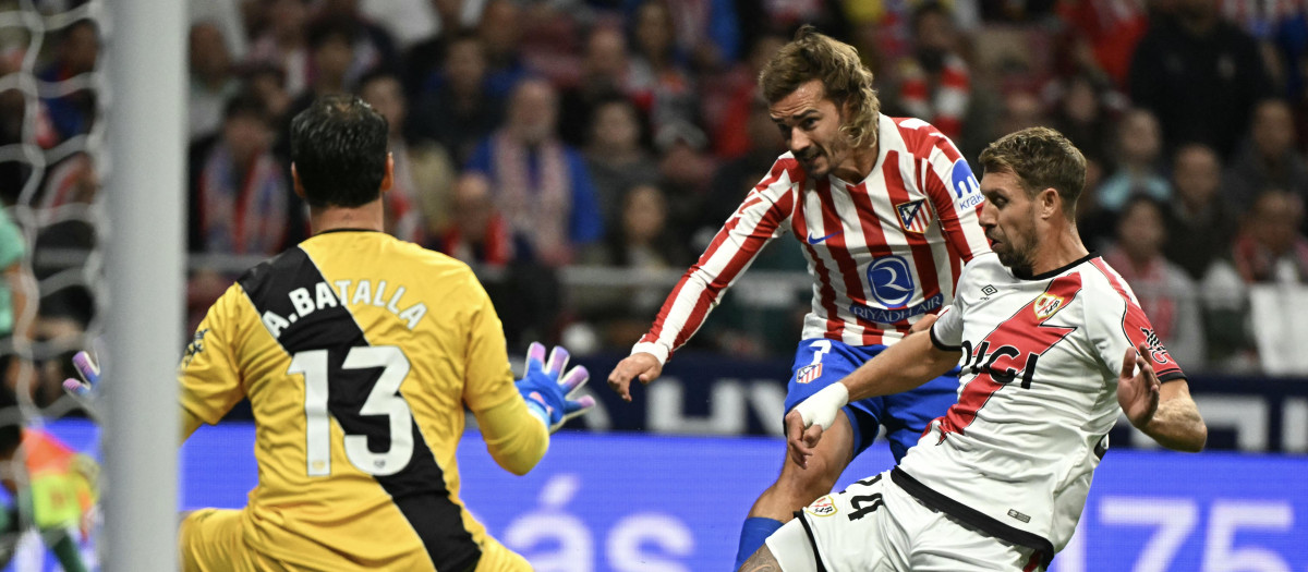 Griezmann tira a puerta en el partido frente al Rayo