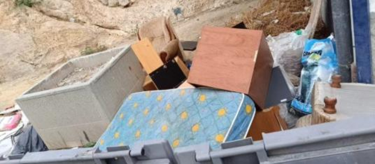 Imagen de enseres depositados en la vía pública en Orihuela.