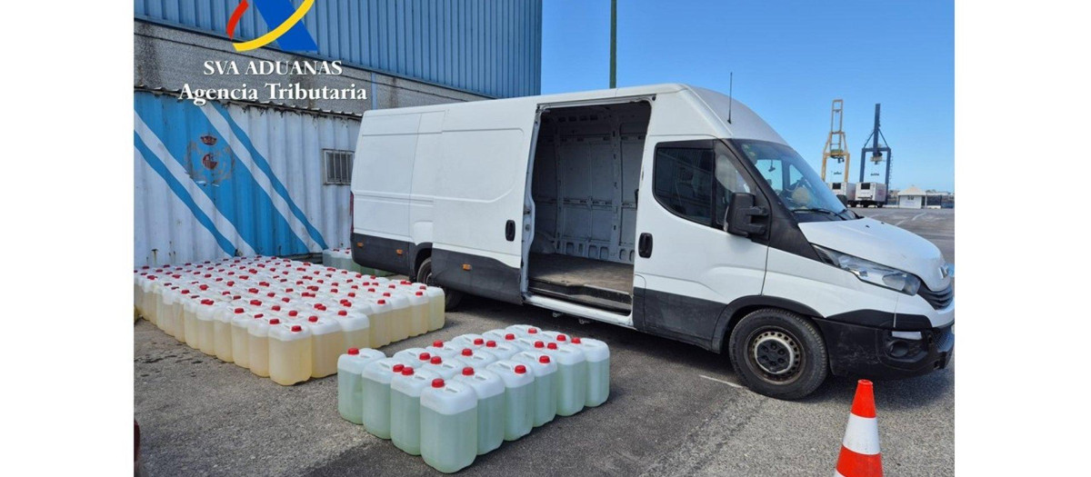 Furgoneta y petacas de gasolina incautadas en un operativo contra el 'petaqueo' a narcolanchas