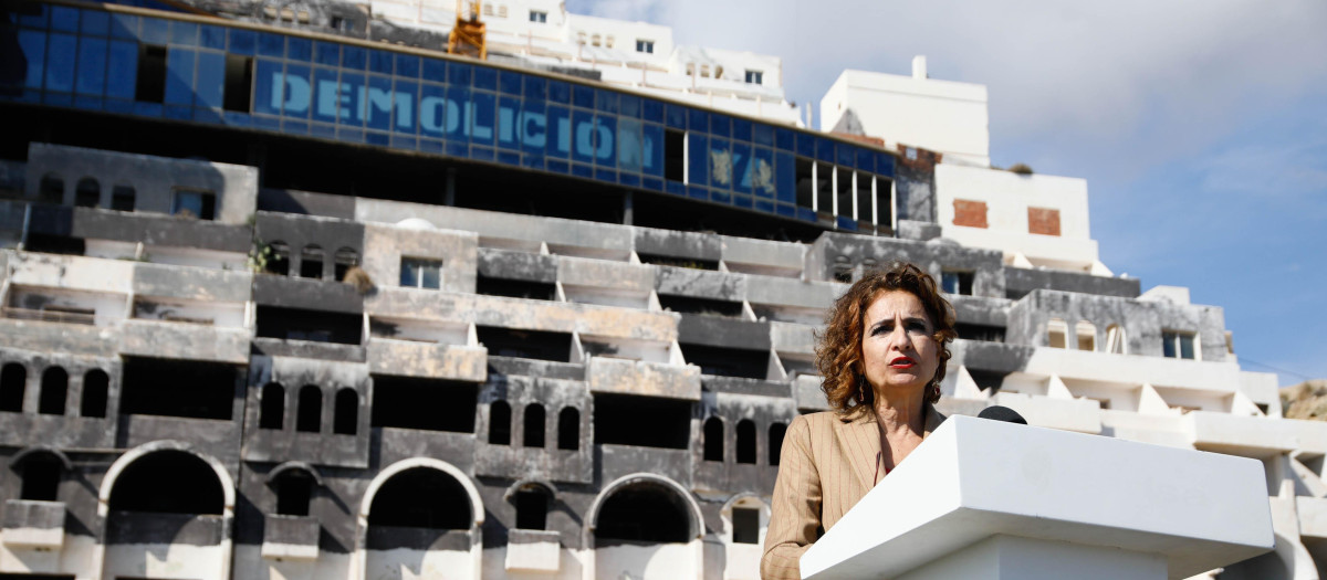 La ministra de Hacienda, María Jesús Montero, frente al hotel ilegal de El Algarrobico (archivo)