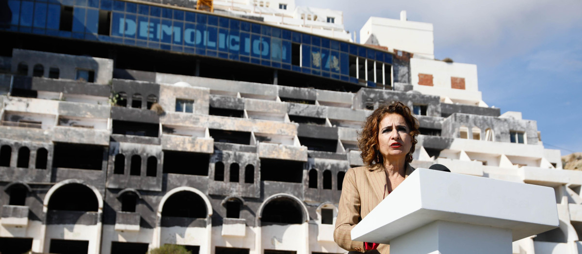 La ministra de Hacienda, María Jesús Montero, frente al hotel ilegal de El Algarrobico (archivo)