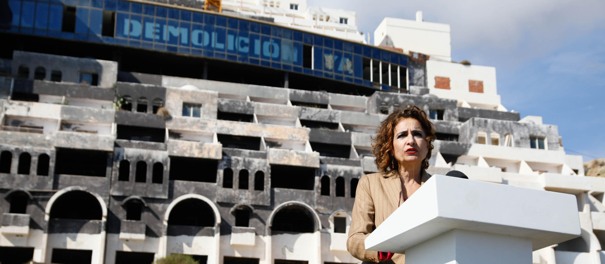 La ministra de Hacienda, María Jesús Montero, frente al hotel ilegal de El Algarrobico (archivo)