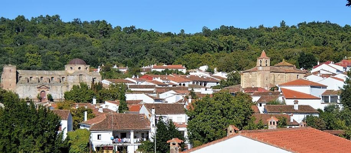 El pueblo se encuentra en al Parque Natural Sierra de Aracena