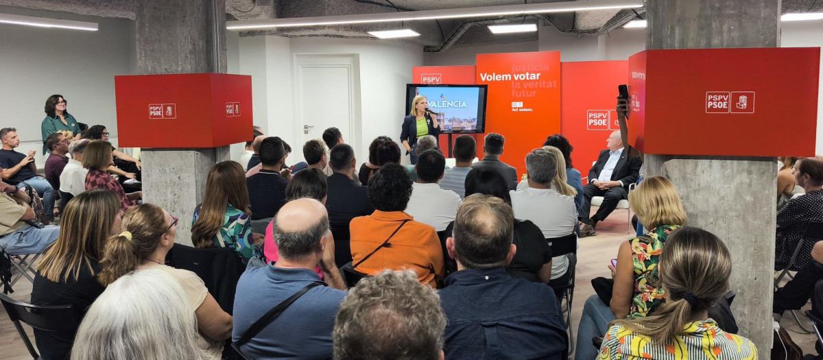 Imagen del acto en la sede del PSOE de Valencia con Pilar Bernabé y Jordi Hereu.