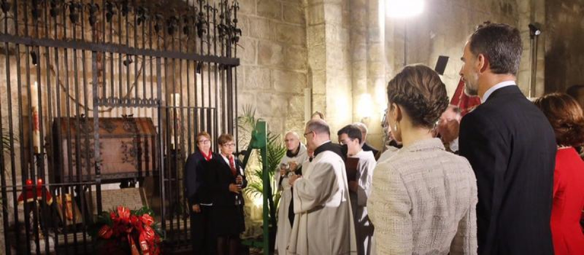 Los Reyes, en su último homenaje a los Reyes de Navarra en Leyre en 2015
