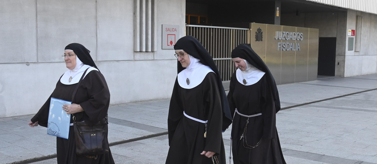 Varias de las exmonjas de Belorado junto con su portavoz, José Ceacero, en los juzgados de Burgos