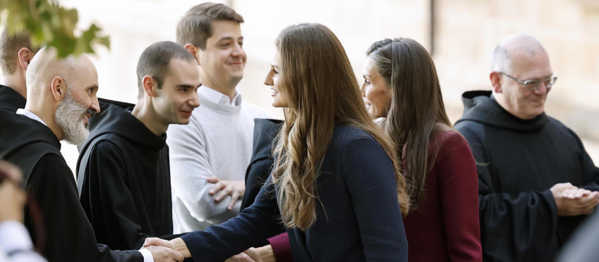 La Reina y la Princesa de Viana se despiden de los monjes benedictinos en Leyre