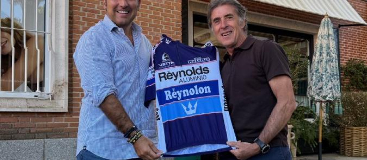 Iker Jiménez, posando con el maillot que le regaló Perico Delgado