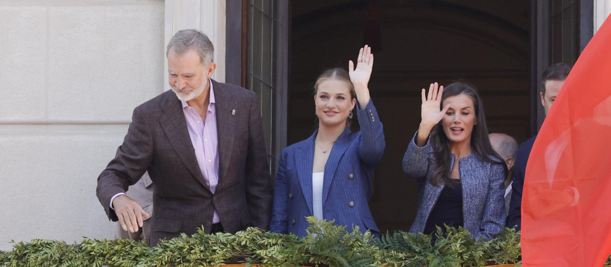 Los Reyes y la Princesa de Viana saludan desde el balcón del Ayuntamiento de Tudela (Navarra)