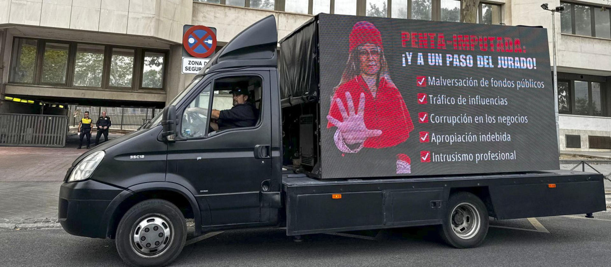 La furgoneta de Hazte Oír frente a los Juzgados de Plaza de Castilla de Madrid