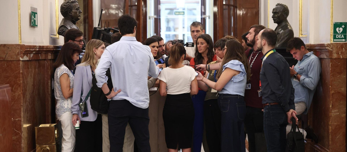 Periodistas durante una sesión de control al Gobierno en el Congreso de los Diputados