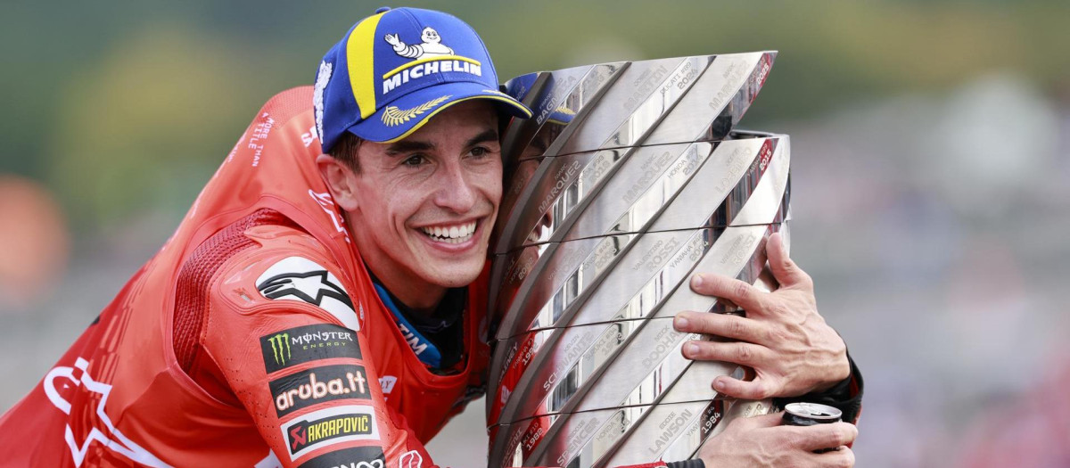 Marc Márquez abraza el trofeo de campeón de MotoGP