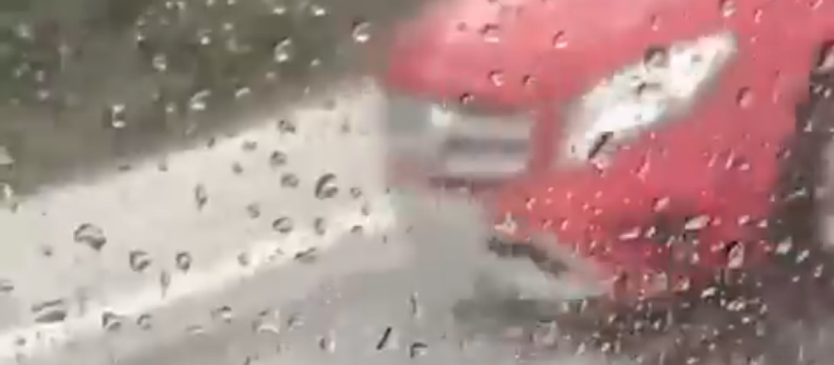 Imagen de la tromba de agua y granizo en la A-7 cerca de Vinaròs.
