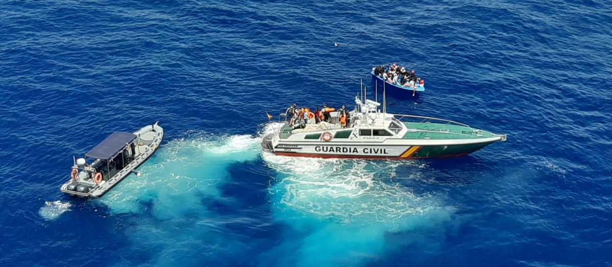 (Embarcación con inmigrantes rescatada por la Guardia Civil en el sur de las Islas Baleares