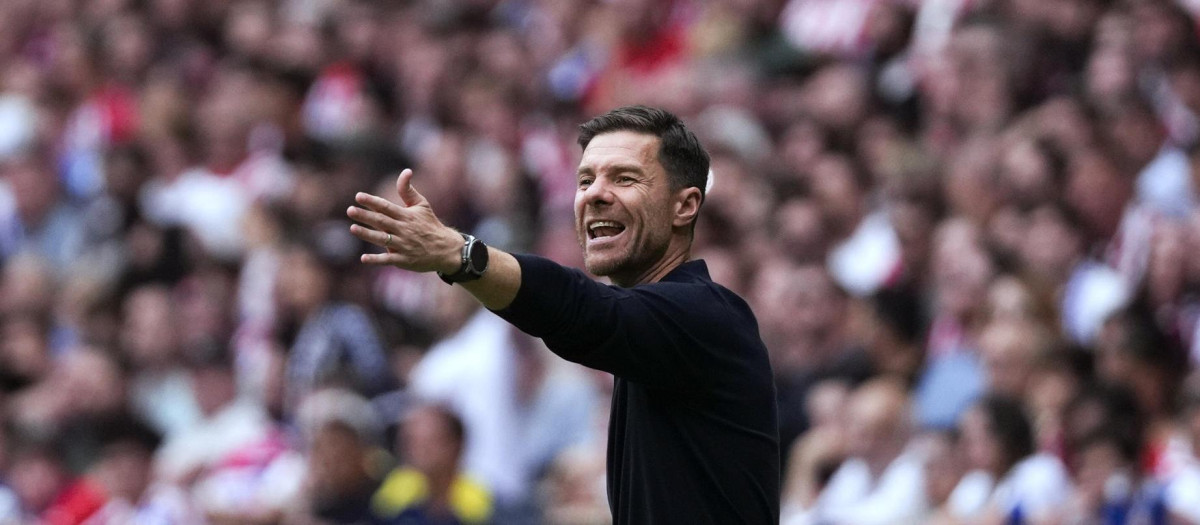 El entrenador del Real Madrid Xabi Alonso, durante el derbi madrileño
