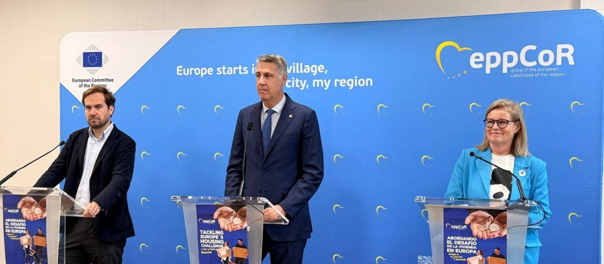 El alcalde de Badalona, Xavier García Albiol; la presidente del Partido Popular Europeo (PPE) en el Comité de las Regiones, Sari Rautio, y el eurodiputado del PP Borja Giménez Larraz en rueda de prensa