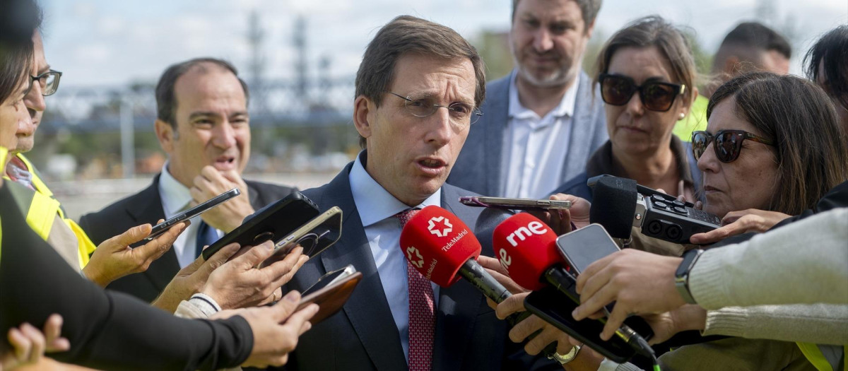 El alcalde de Madrid, José Luis Martínez-Almeida, durante su visita a las obras de soterramiento de la A-5