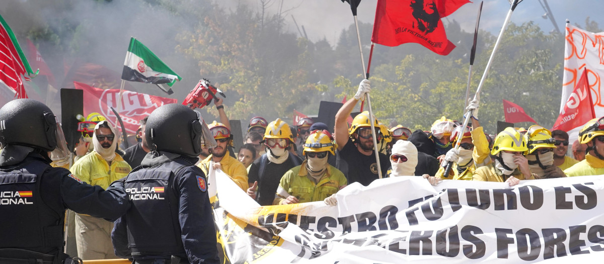 UGT y CC. OO. se manifiestan en Valladolid para exigir la equiparación laboral de los bomberos forestales