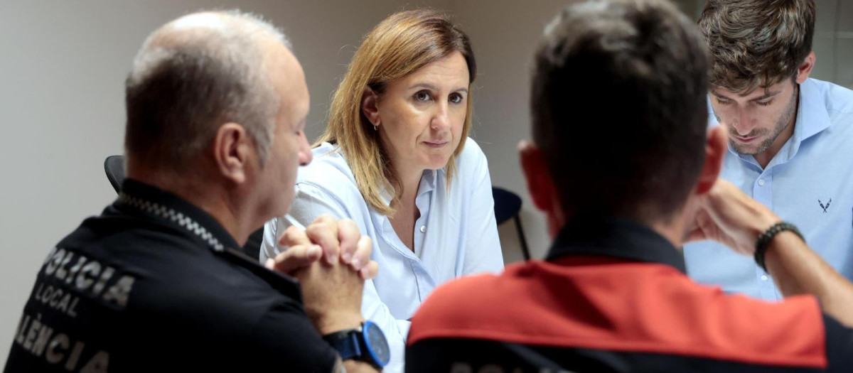 La alcaldesa de Valencia, María José Catalá, reunida durante la alerta roja