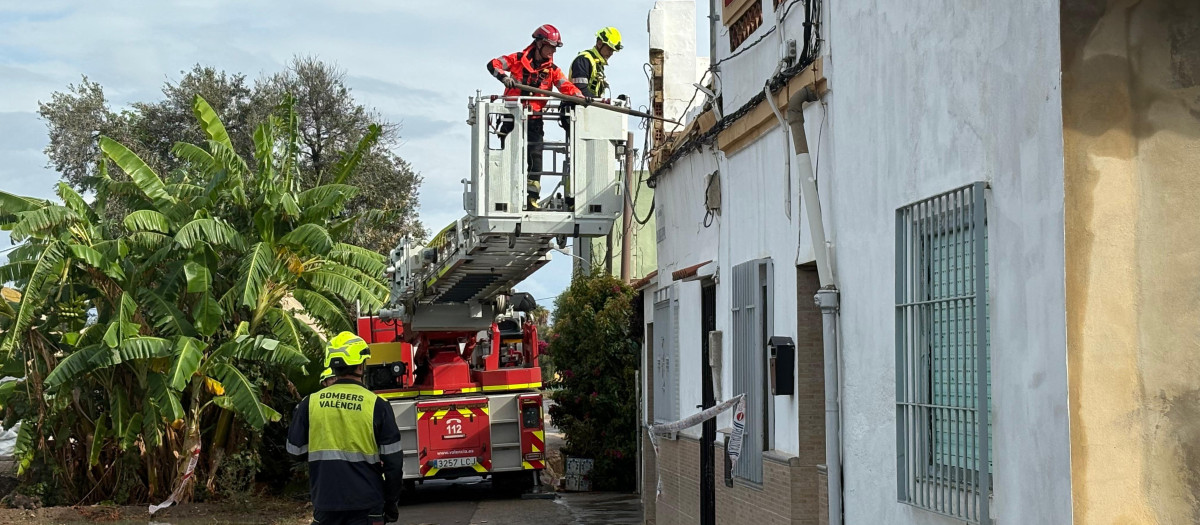 Imagen de la actuación de los bomberos en Castellar por la caída de cascotes en una fachada.