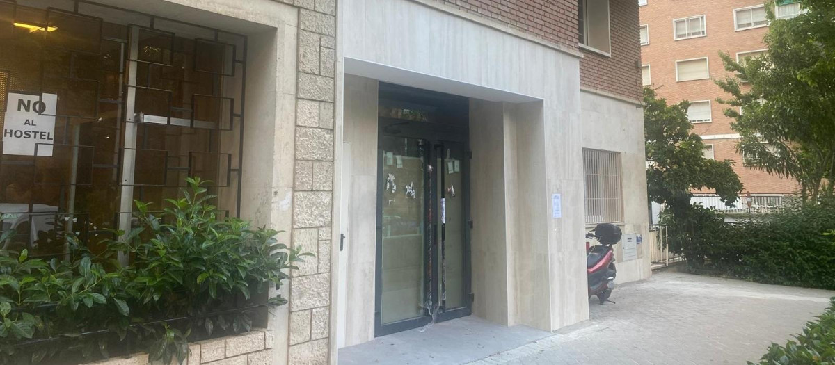 El hostal ubicado en el Parque de las Avenidas, en una imagen de archivo

REMITIDA / HANDOUT por VECINOS DEL PARQUE DE LAS AVENIDAS
Fotografía remitida a medios de comunicación exclusivamente para ilustrar la noticia a la que hace referencia la imagen, y citando la procedencia de la imagen en la firma
02/6/2025