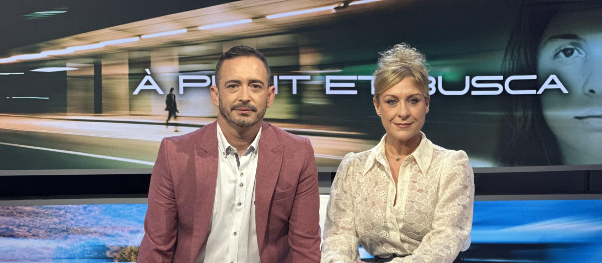 Imagen de Juan Nieto y Mireia Llinares, presentadores de 'À Punt et busca'