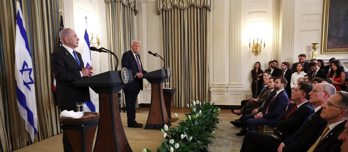 WASHINGTON, DC - SEPTEMBER 29: Israeli Prime Minister Benjamin Netanyahu (L) and U.S. President Donald Trump hold a joint news conference in the State Dining Room at the White House on September 29, 2025 in Washington, DC. President Trump welcomed Netanyahu for his fourth visit to the White House, where the two leaders met to discuss the latest U.S. backed plans to end the war in Gaza and secure the release of the remaining hostages held by Hamas.   Win McNamee/Getty Images/AFP (Photo by WIN MCNAMEE / GETTY IMAGES NORTH AMERICA / Getty Images via AFP)
