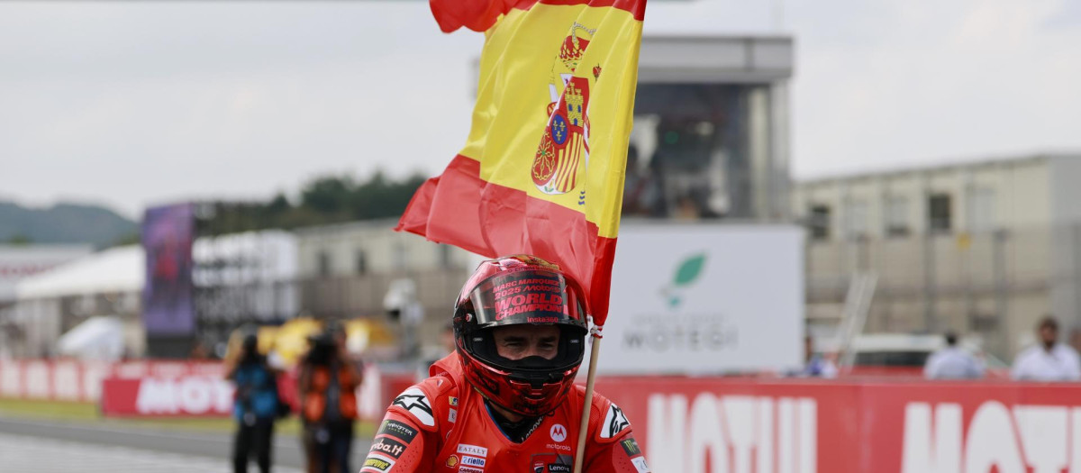 Marc Márquez celebrando su último título de MotoGP con la bandera de España
