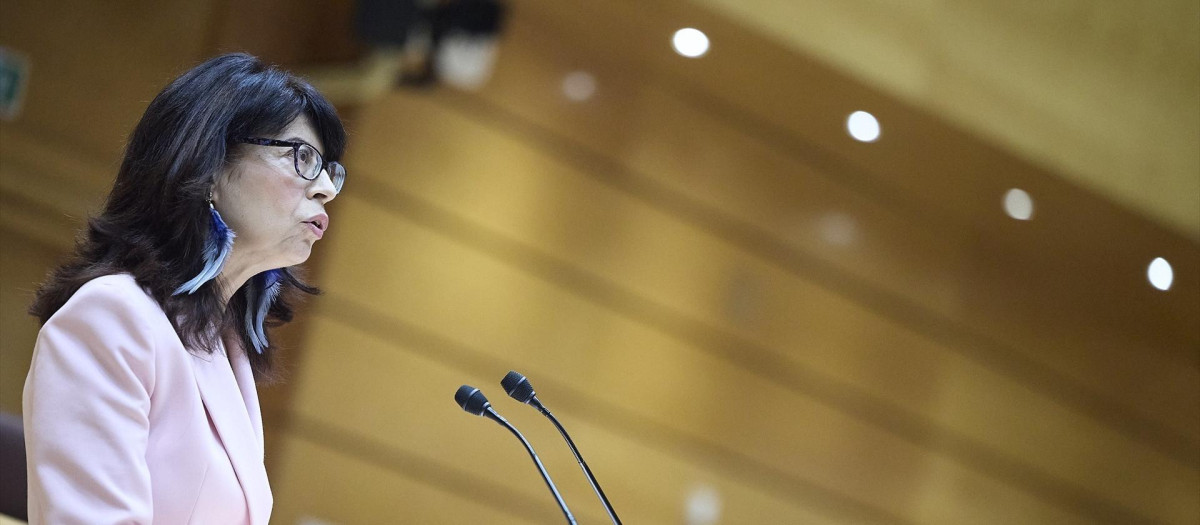 La ministra de Igualdad, Ana Redondo, interviene durante un pleno en el Senado, a 1 de octubre de 2025, en Madrid (España)
