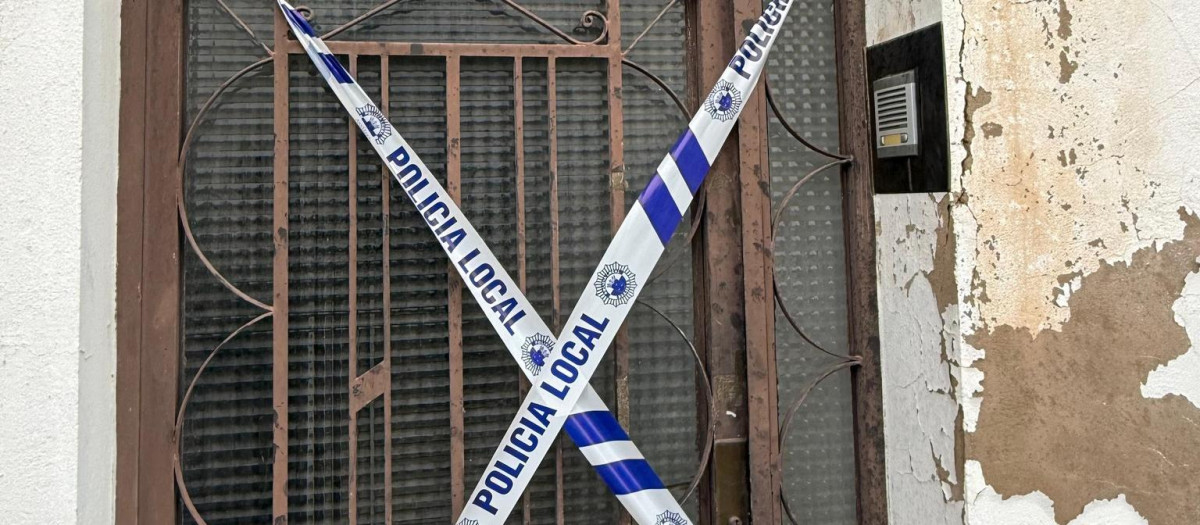 Imagen de la puerta precintada de una vivienda que intentaron okupar en Burriana, Castellón