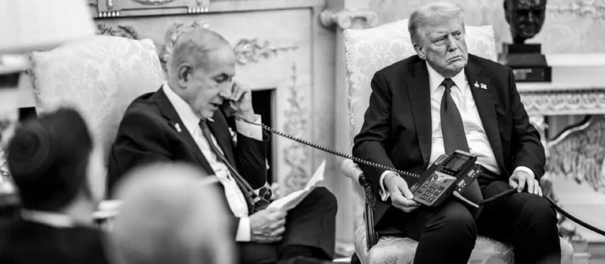 Netanyahu llamando al primer ministro de Qatar bajo la mirada de Trump