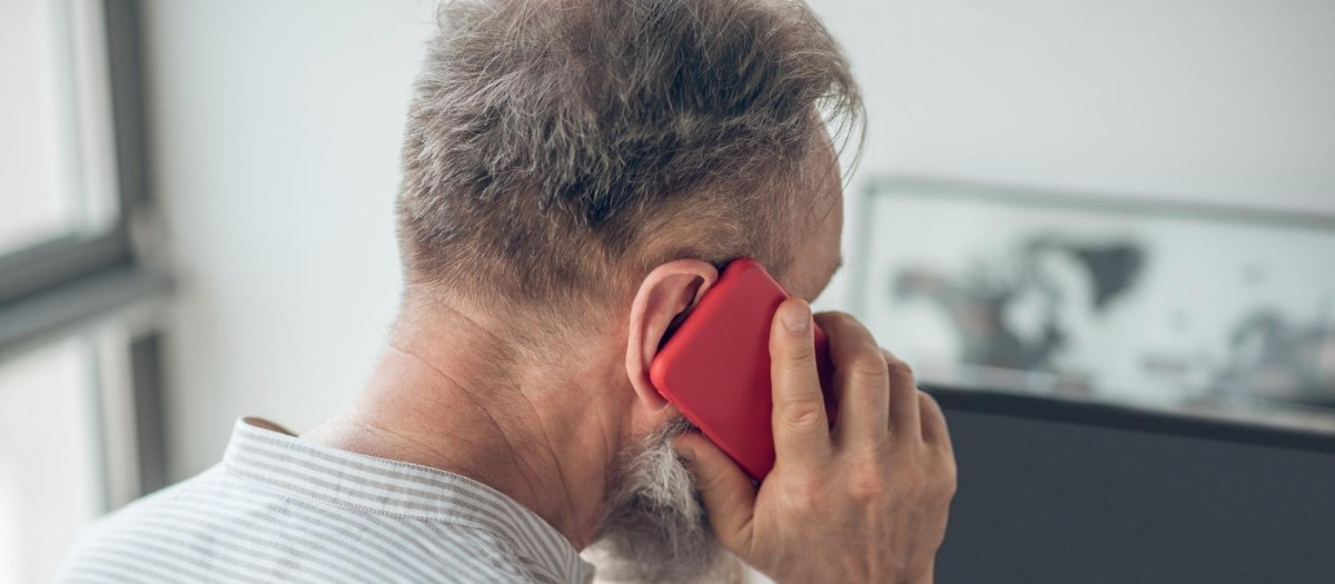 Una persona atendiendo a una llamada telefónica.

REMITIDA / HANDOUT por JUNTA DE ANDALUCÍA
Fotografía remitida a medios de comunicación exclusivamente para ilustrar la noticia a la que hace referencia la imagen, y citando la procedencia de la imagen en la firma
09/3/2025
