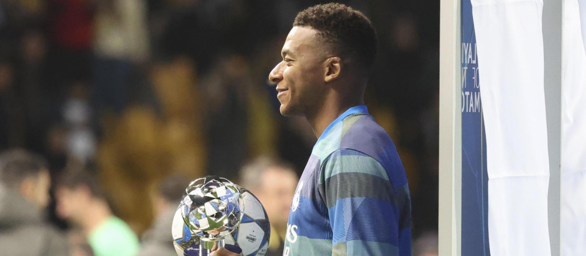 Kylian Mbappé con el balón por hacer un hat-trick