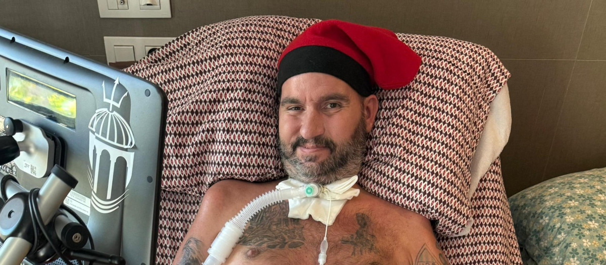 El activista Jordi Sabaté, con barretina y la bandera de España