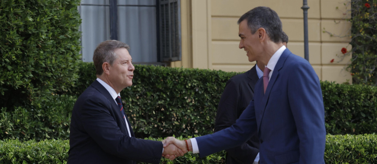 El presidente del Gobierno, Pedro Sánchez, y el presidente de la Junta de Castilla-La Mancha, Emiliano García-Page, durante la XXVIII Conferencia de Presidentes, en Palau de Pedralbes de Barcelona, a 6 de junio de 2025, en Barcelona, Catalunya (España). Durante la conferencia se abordarán los 16 puntos de la agenda, ampliada tras la inclusión de las demandas de las Comunidades Autónomas, que contemplan entre otros asuntos la reforma de la financiación autonómica, el control de fronteras, la política migratoria, el acceso a la vivienda, la situación energética y la reforma del Poder Judicial. Por primera vez, los presidentes autonómicos pueden intervenir en las lenguas cooficiales de sus territorios con traducción simultánea.

Kike Rincón / Europa Press
06/6/2025