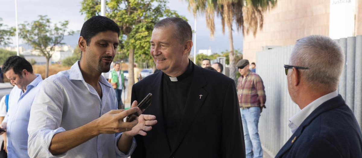 El sacerdote de Barcelona Custodio Ballester, a su llegada a la Ciudad de la Justicia de Málaga