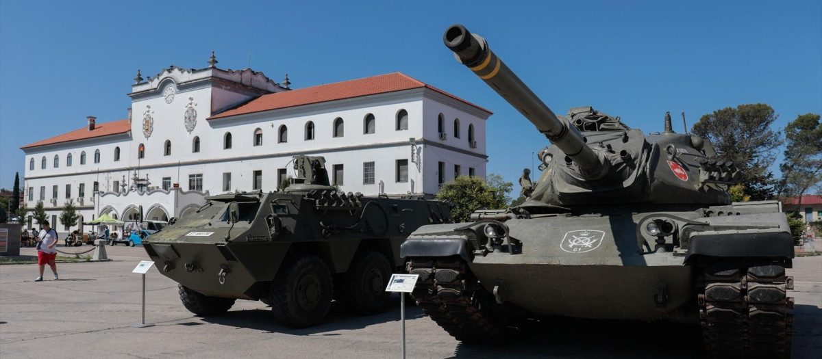 Varios vehículos militares durante una concentración motera, en la base militar El Goloso, a 24 de junio de 2023, en Guadarrama, Madrid (España)