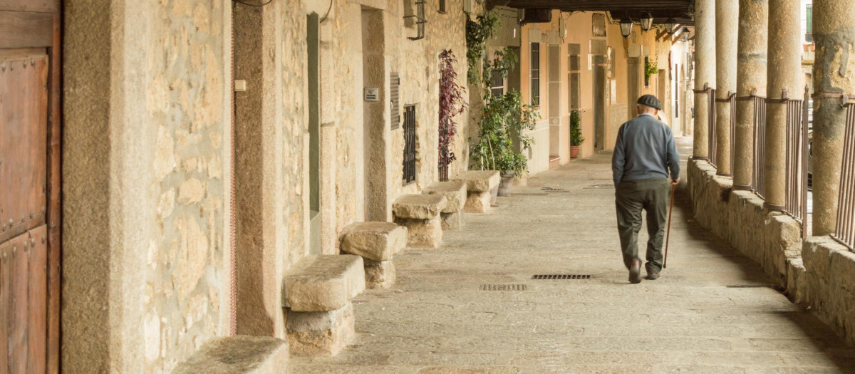 Un jubilado pasea en Cuacos de Yuste, Cáceres.