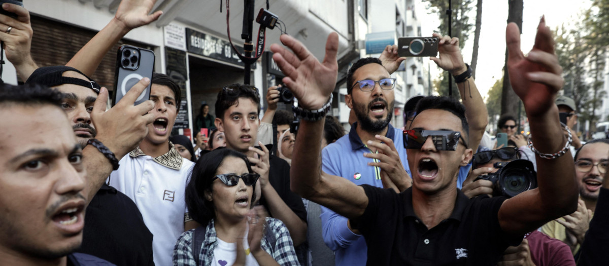 Jóvenes marroquíes se manifiestan exigiendo reformas en los sectores de la salud y la educación en Rabat, Marruecos
