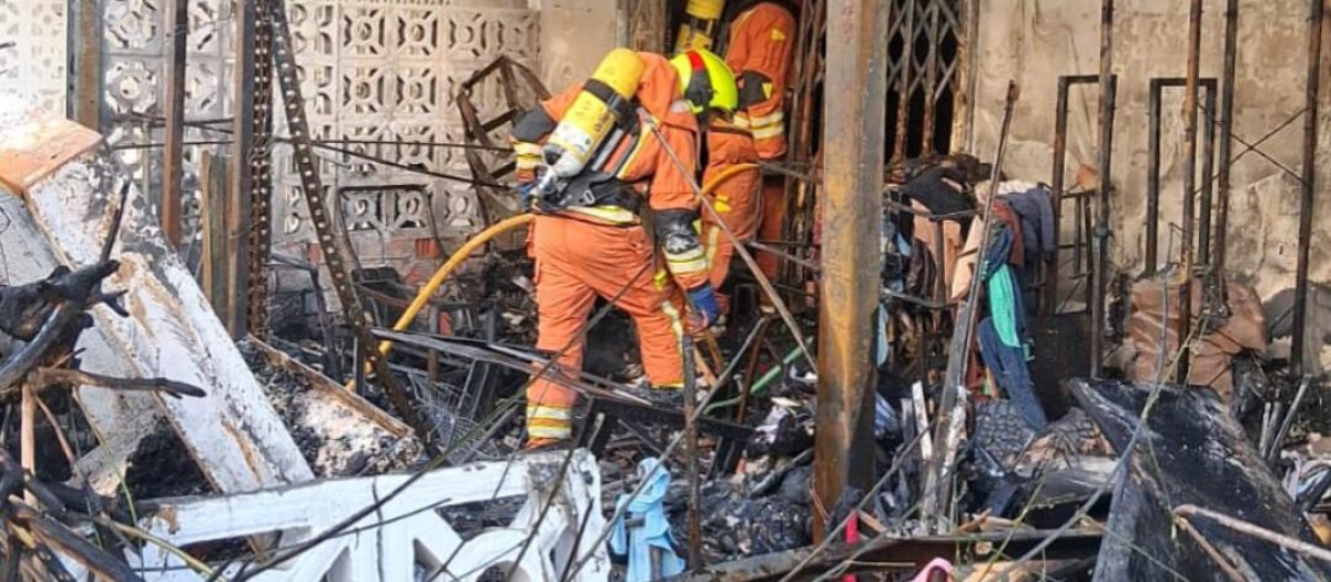 Imagen de los Bomberos en la casa incendiada en Gandía