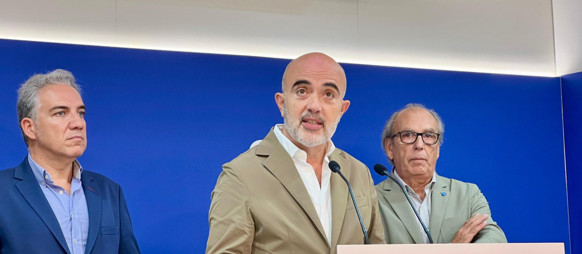 El líder del PP en el Ayuntamiento de Barcelona, Dani Sirera, junto al vicesecretario de Coordinación Autonómica y Local del PP, Elías Bendodo, y el secretario general del PP de Barcelona, Josep Tutusaus, en la sede del PP en Cataluña