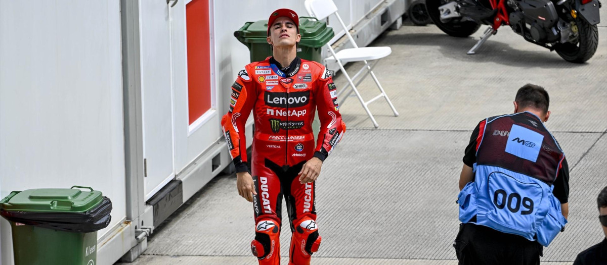 Marc Márquez se lamenta tras la caída en el GP de Indonesia