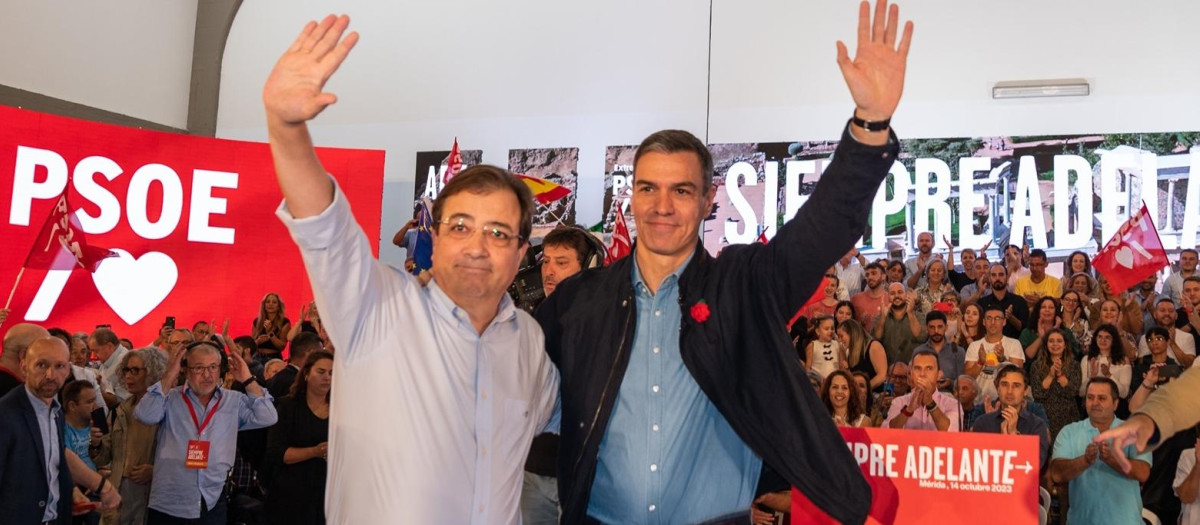 El presidente del Gobierno, Pedro Sánchez, junto al expresidente extremeño Guillermo Fernández Vara, en una imagen de archivo
