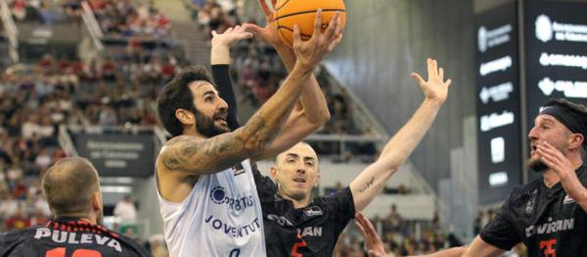 GRANADA, 05/10/2025.- Los jugadores del Covirán Granada Matt Thomas (i), Jonathan Rousselle (2d) y Zach Hankins (d) rodean a Ricky Rubio, (2i), del Joventut de Badalona, durante el partido de la Liga Endesa contra el Joventut de Badalona, este domingo, en el Palacio de los Deportes de Granada. EFE/ Pepe Torres