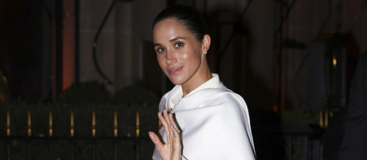 Meghan Markle, saliendo del hotel Plaza Athénée, cuya noche ronda los 2.000 €