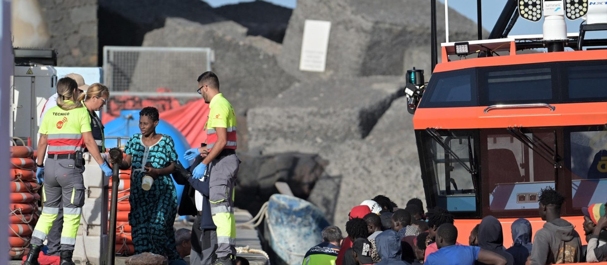 Efectivos de emergencias atienden a personas en el Muelle de la Restinga, El Hierro, Canarias (España). Salvamento Marítimo ha interceptado a primera hora de este lunes un cayuco con 235 migrantes subsaharianos --149 hombres, 64 mujeres y 22 menores-- cuando navegaban a unas siete millas al suroeste de La Restinga (El Hierro). Así lo han informado a Europa Press fuentes del organismo estatal, que agregan que fue un eco en el radar de la Guardia Civil el que puso en aviso sobre una posible embarcación irregular cerca de la isla, por lo que se activó a la Salvamar Navia. Una vez en el lugar, localizó el cayuco y, debido a las condiciones del mar y al volumen de personas que había, no era posible remolcarlo a puerto con seguridad y fue necesario enviar a la Salvamar Nipha como refuerzo.

Europa Press Canarias / Europa Press
15/9/2025