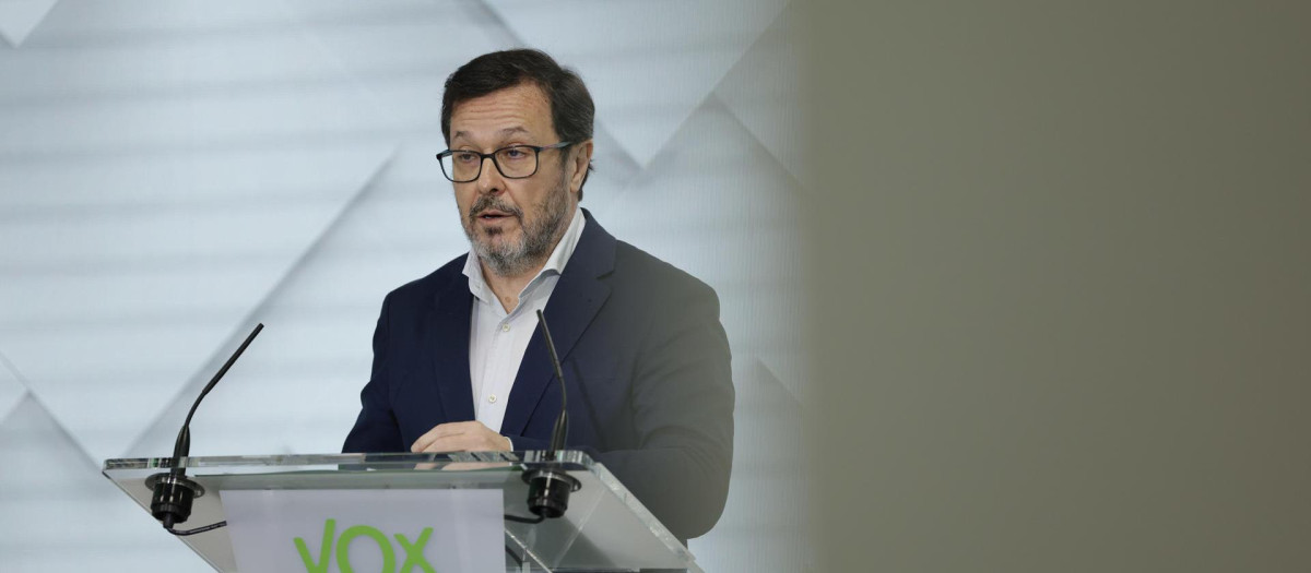 El portavoz Vox, José Antonio Fúster, comparece en una rueda de prensa