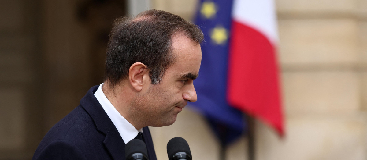 El primer ministro francés, Sébastien Lecornu, anunciando su dimisión