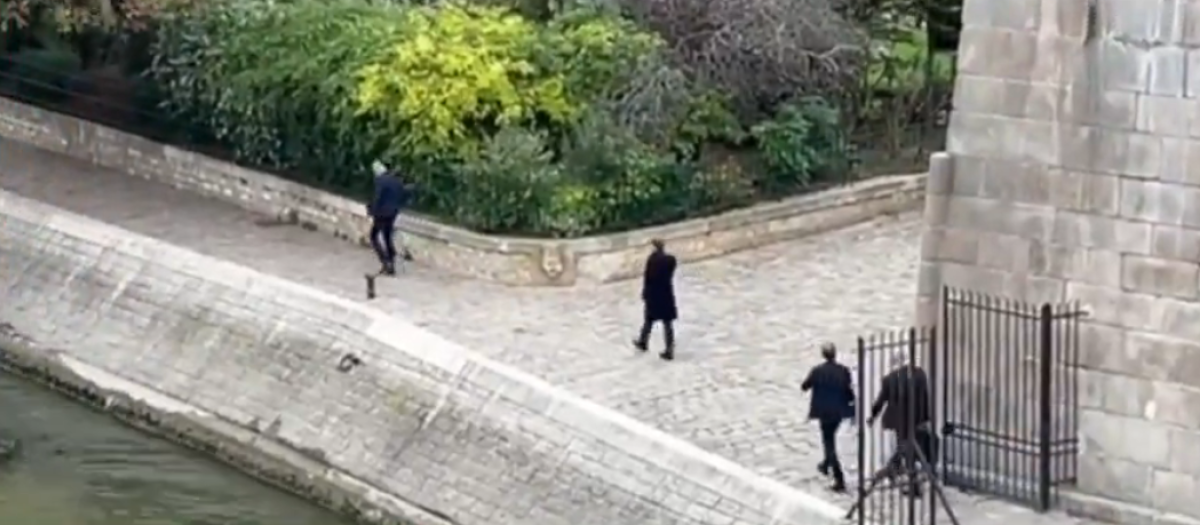 La soledad de Macron en un largo paseo por el Sena tras la dimisión de Lecornu